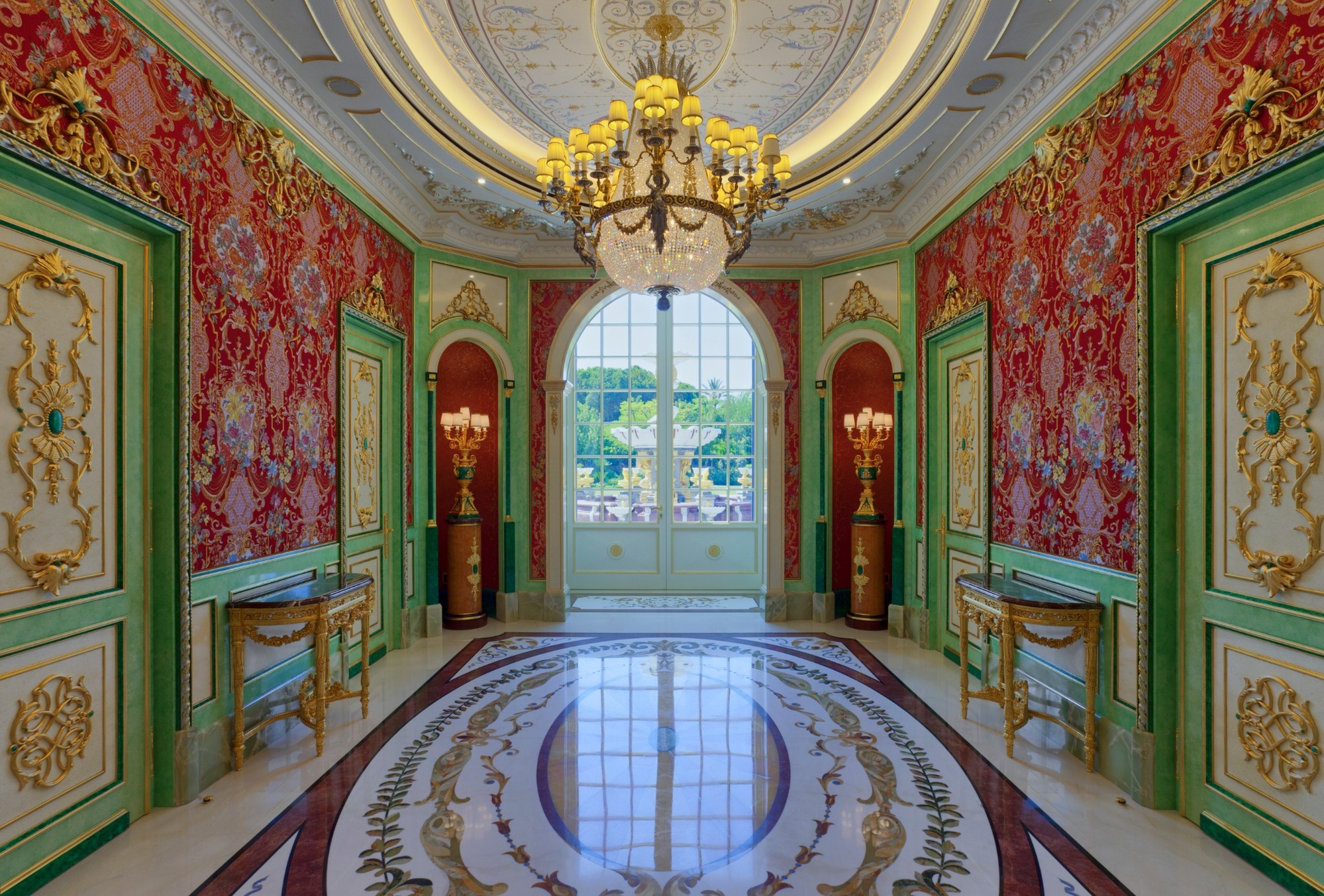 כניסה ראשית לבית יוקרה שנבנה על ידי מרשנסקי